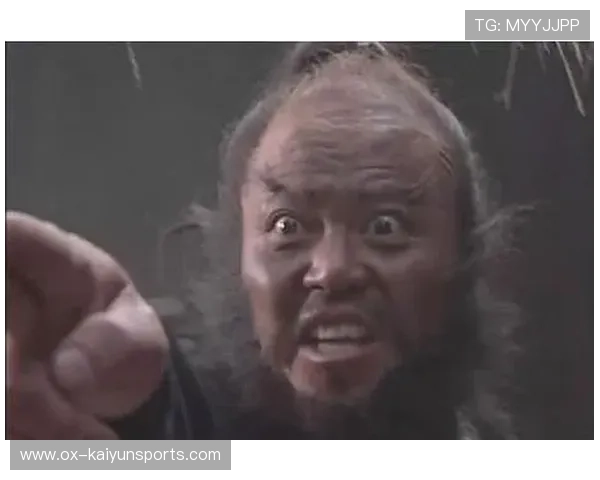 球迷扔下的臭鞋子变成《水浒传》李逵的板斧,劈开球门球直接算进